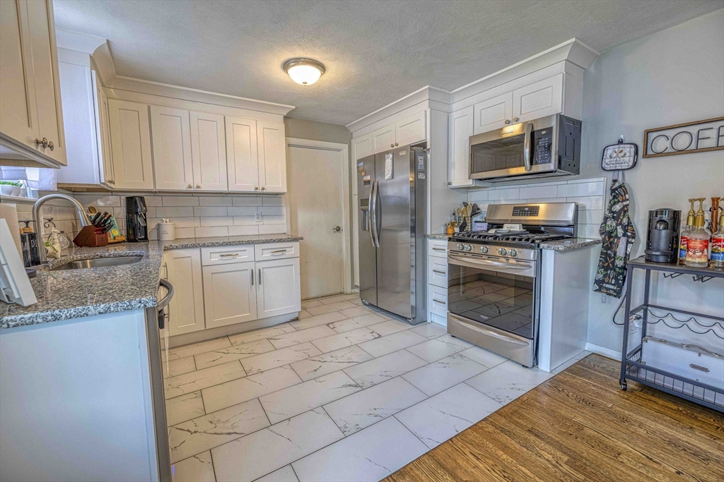 98 Quail Hollow Road Cranston, RI 02920 - Photo 6 of 25 Gallery Image 6