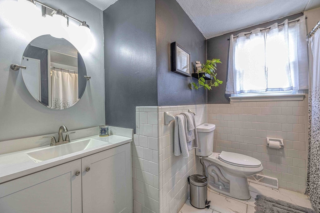 98 Quail Hollow Road Cranston, RI 02920 - Photo 8 of 25 Gallery Image 8
