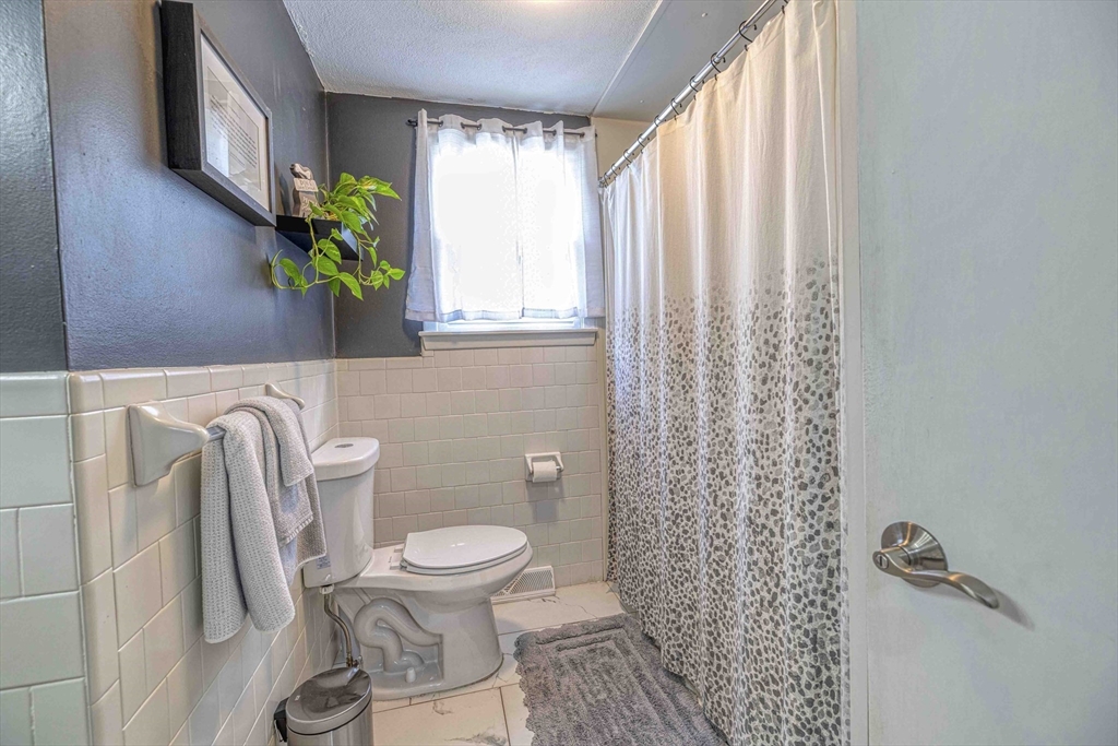98 Quail Hollow Road Cranston, RI 02920 - Photo 9 of 25 Gallery Image 9