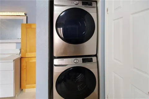 a close up view of a washer and dryer