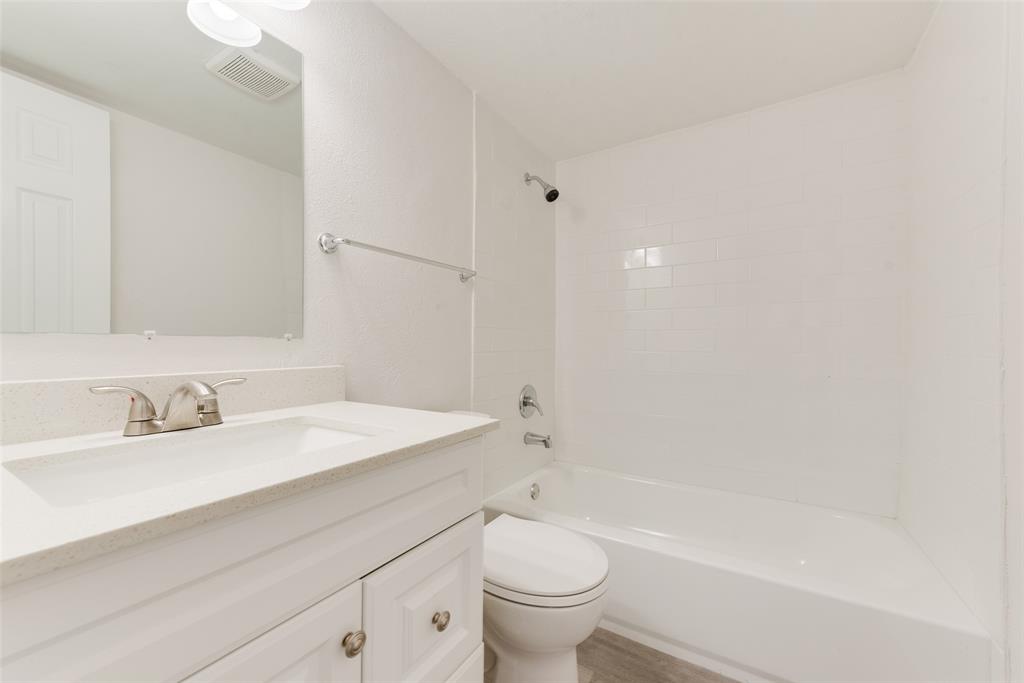 1112 Terrace Trail Carrollton, TX 75006 - Photo 16 of 20 a bathroom with a sink a toilet and a bathtub