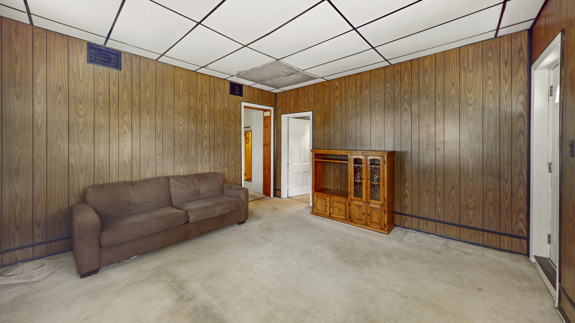 1641 Jericho Road Aurora, IL 60506 - Photo 5 of 17 a livingroom with furniture and natural light