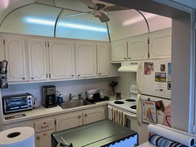 408 Brighton J Boca Raton, FL 33434 - Photo 4 of 15 Kitchen