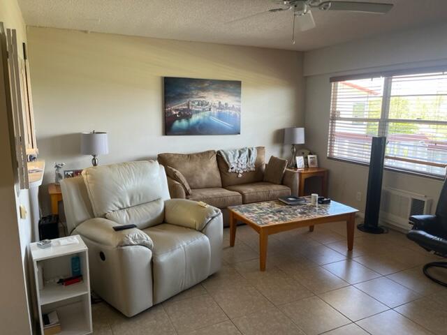 408 Brighton J Boca Raton, FL 33434 - Photo 6 of 15 Living Room