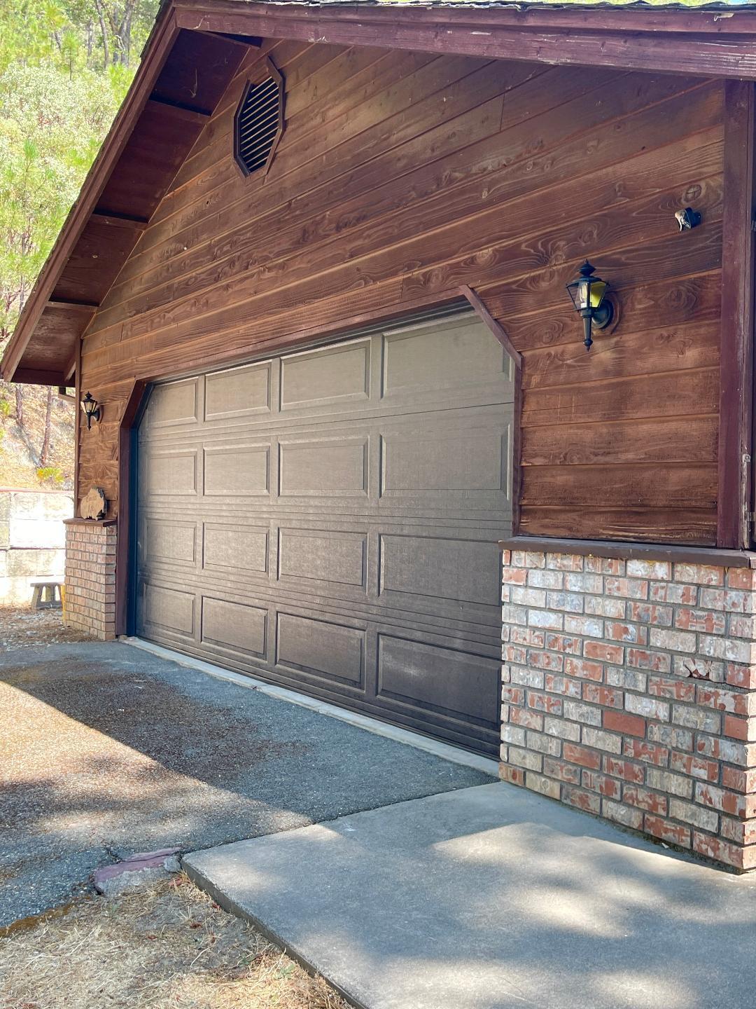 978 Fish Hatchery Road Grants Pass, OR 97527 - Photo 10 of 38 New Garage Door