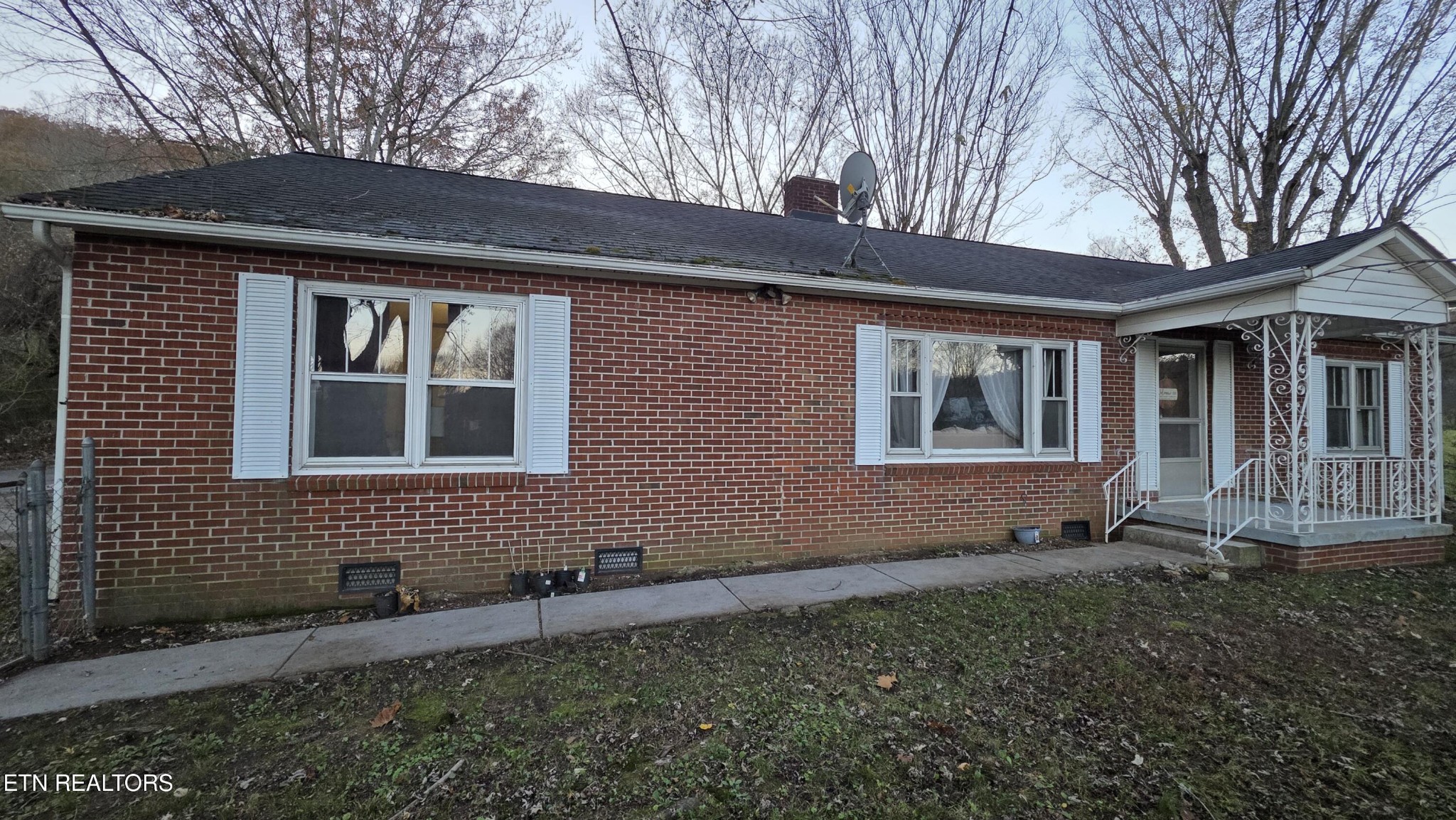 992 Walden Ridge Lane Caryville, TN 37714 - Photo 3 of 58 a front view of a house with a yard