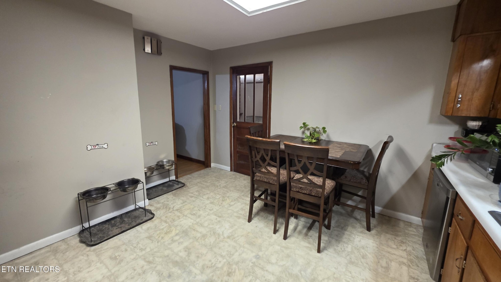 992 Walden Ridge Lane Caryville, TN 37714 - Photo 35 of 58 a dining room with furniture and natural light