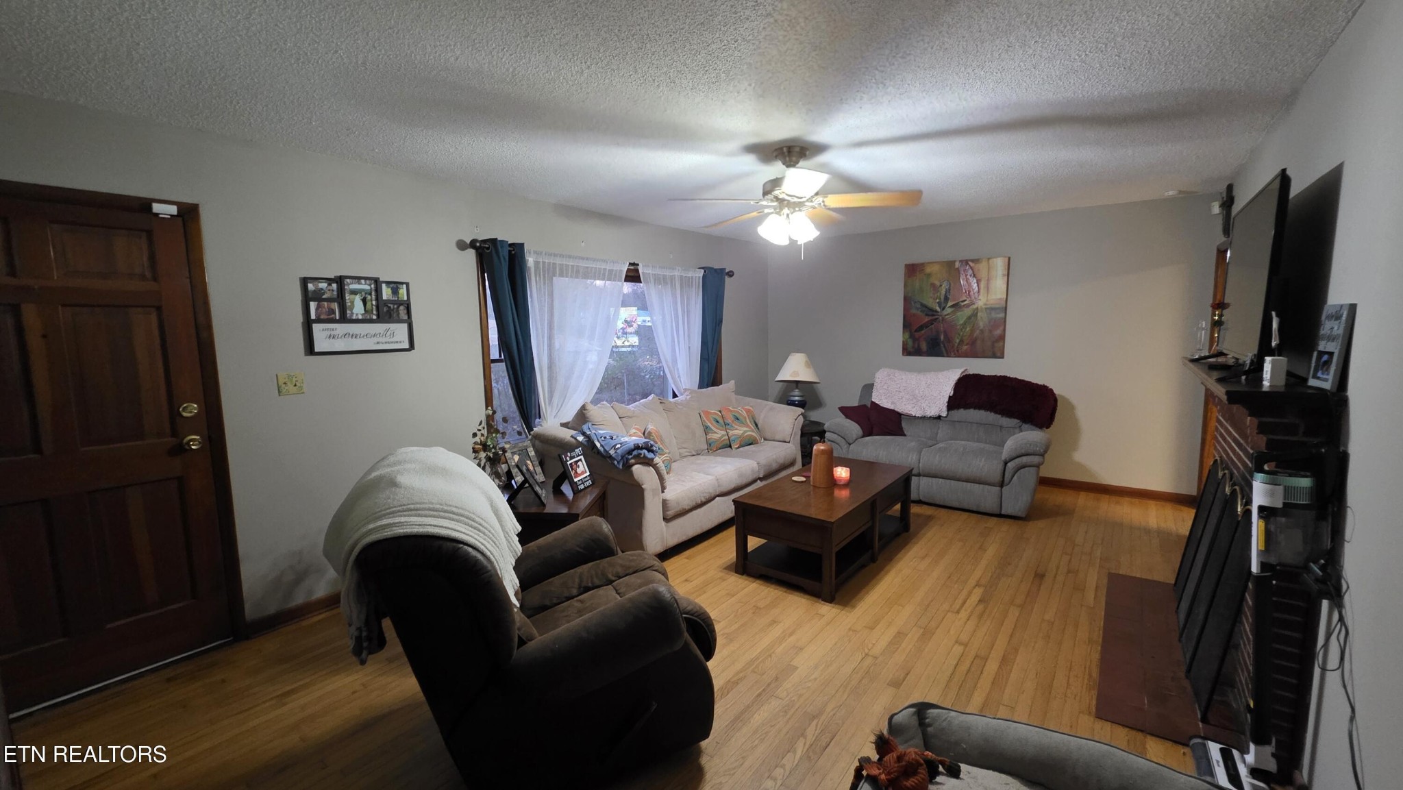 992 Walden Ridge Lane Caryville, TN 37714 - Photo 39 of 58 a living room with furniture