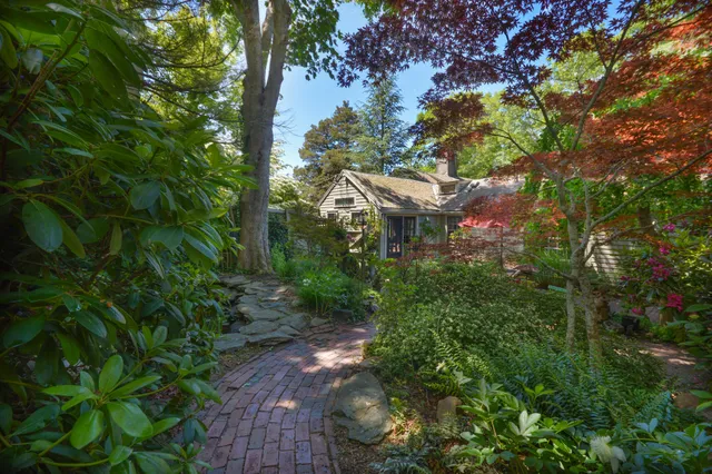 $1,195,000 | 162 Route 6A, Yarmouth Port, MA 02675