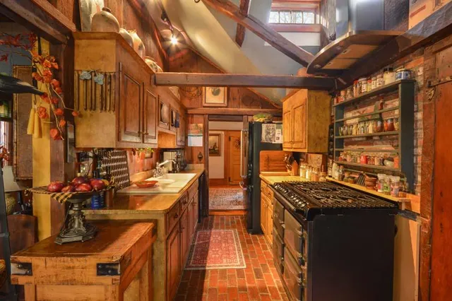 $1,195,000 | 162 Route 6A, Yarmouth Port, MA 02675