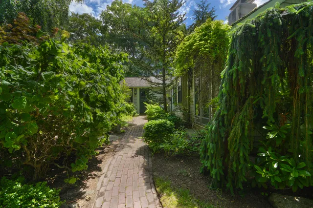 $1,195,000 | 162 Route 6A, Yarmouth Port, MA 02675