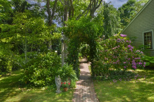 $1,195,000 | 162 Route 6A, Yarmouth Port, MA 02675