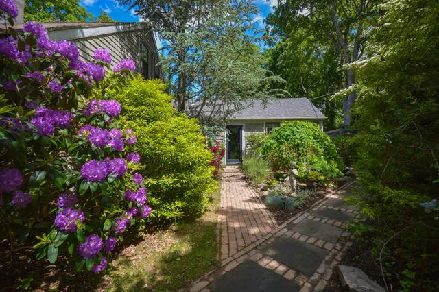 $1,195,000 | 162 Route 6A, Yarmouth Port, MA 02675