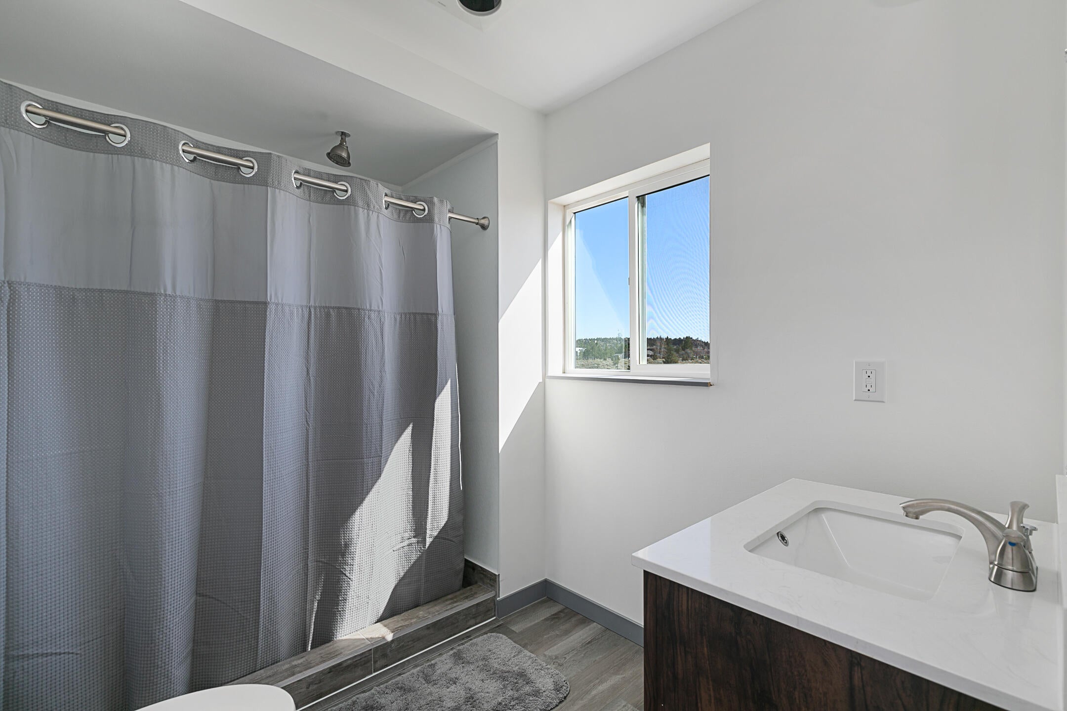 65158 Hunnell Road Bend, OR 97703 - Photo 20 of 31 Above garage bonus room bath