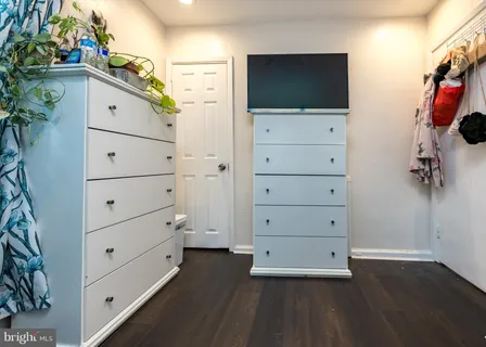 a view of a livingroom with furniture