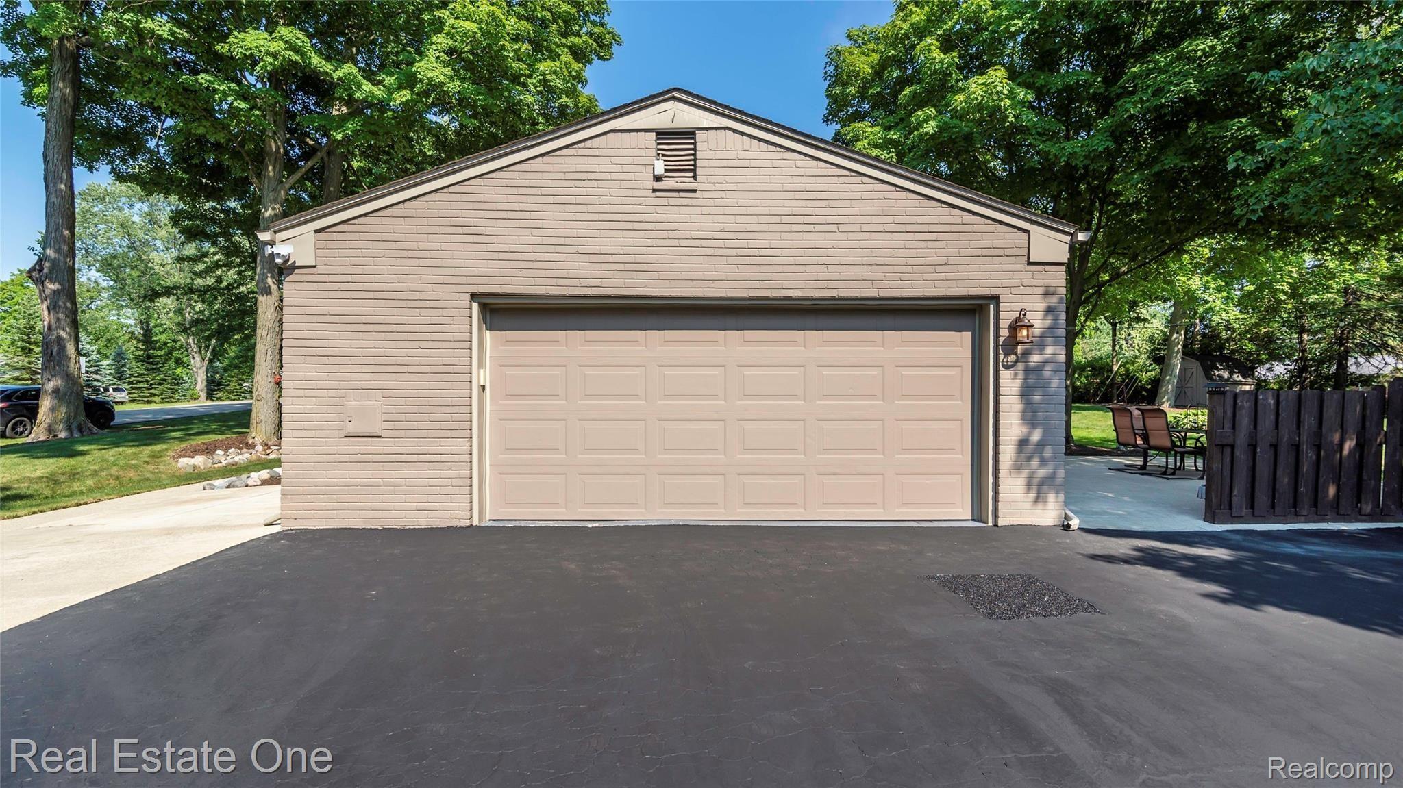 28536 Quail Hollow Road Farmington, MI 48331 - Photo 42 of 48 Garage