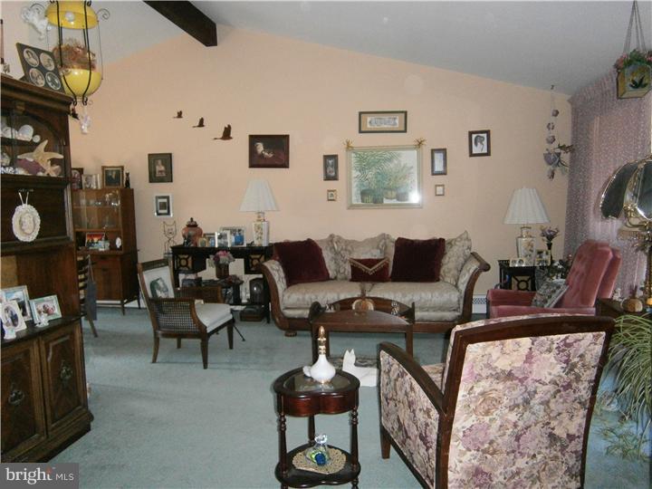 939 Irvin Road Huntingdon Valley, PA 19006 - Photo 3 of 25 Living Room