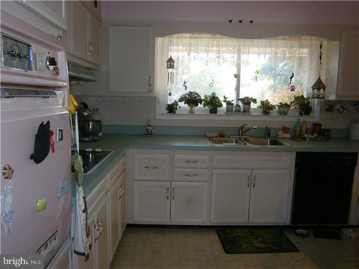 939 Irvin Road Huntingdon Valley, PA 19006 - Photo 8 of 25 Kitchen