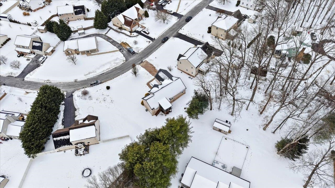 41 Long Bow Road Waynesboro, VA 22980 - Photo 43 of 45 an aerial view of multiple houses with yard