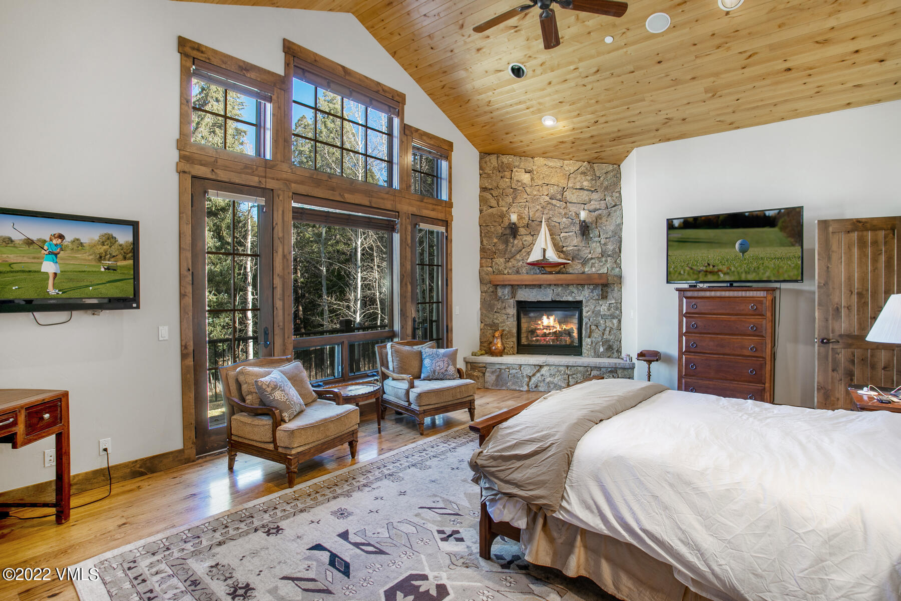 400 Red Draw Edwards, CO 81632 - Photo 15 of 49 a spacious bedroom with a bed a flat screen tv and balcony