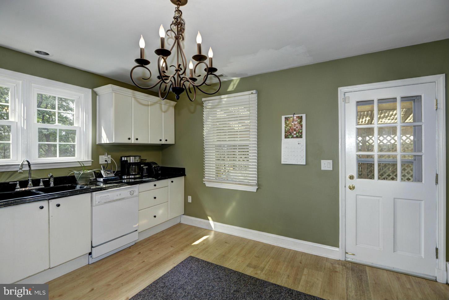 121 Greenbrier Road Towson, MD 21286 - Photo 3 of 17 Kitchen