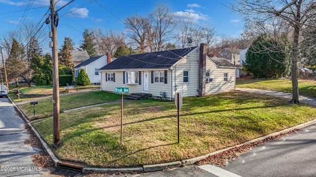 a view of a house with backyard