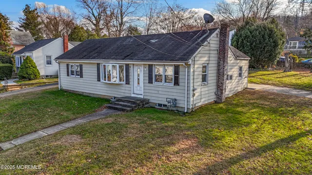 a view of a house with a yard