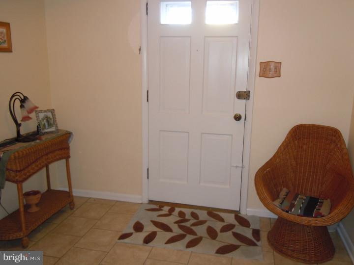 8879 Old Farm Road Philadelphia, PA 19115 - Photo 2 of 23 Foyer
