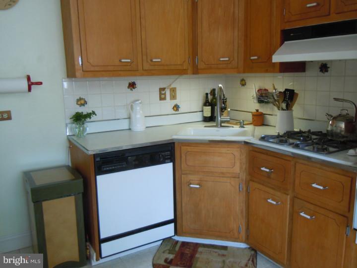 8879 Old Farm Road Philadelphia, PA 19115 - Photo 12 of 23 Kitchen