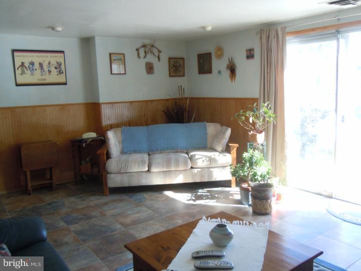 8879 Old Farm Road Philadelphia, PA 19115 - Photo 4 of 23 Family Room