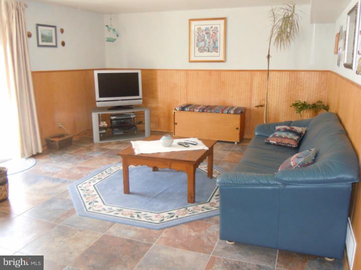 8879 Old Farm Road Philadelphia, PA 19115 - Photo 5 of 23 Family Room