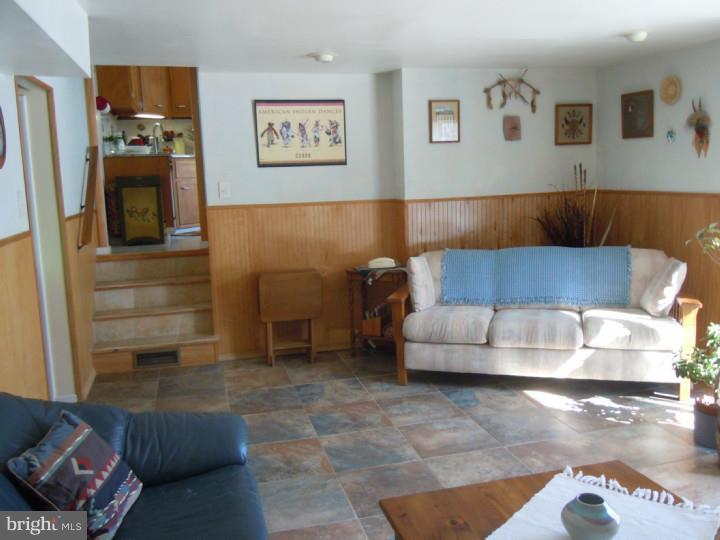 8879 Old Farm Road Philadelphia, PA 19115 - Photo 7 of 23 Family Room