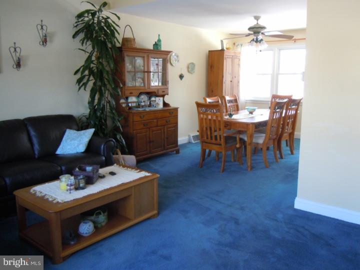 8879 Old Farm Road Philadelphia, PA 19115 - Photo 9 of 23 Living Room