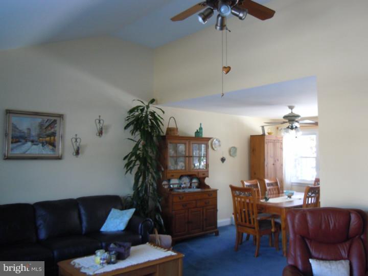 8879 Old Farm Road Philadelphia, PA 19115 - Photo 10 of 23 Living Room