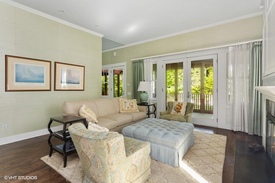 03_14900LakesideRdUnit4_165_LivingRoom_L