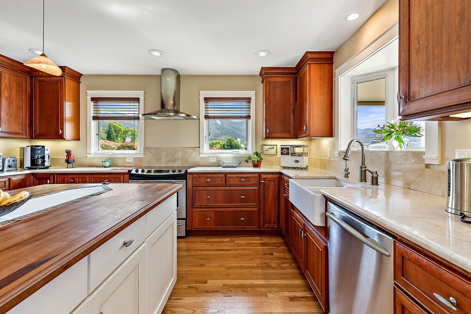 7654 Rapp Lane Talent, OR 97540 - Photo 5 of 87 48_RL_48_mls