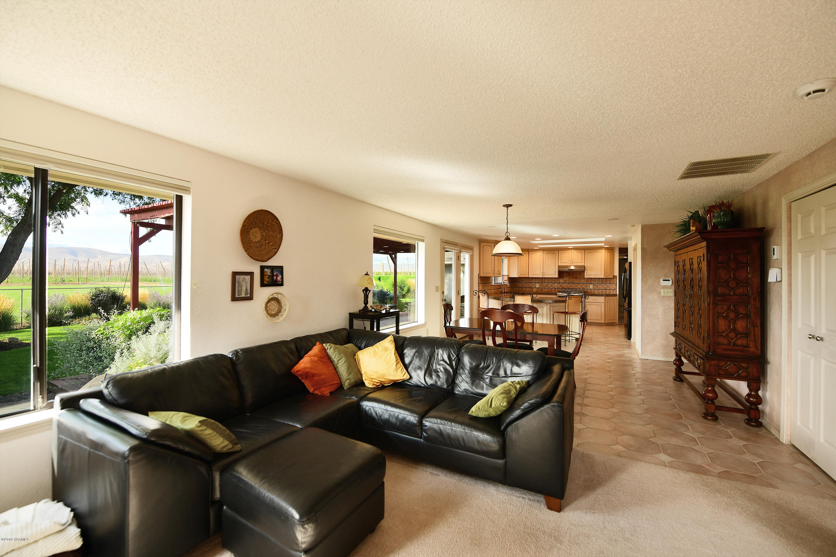 6290 Larue Road Toppenish, WA 98948 - Photo 11 of 28 5 Open-concept Kitchen & Family Room