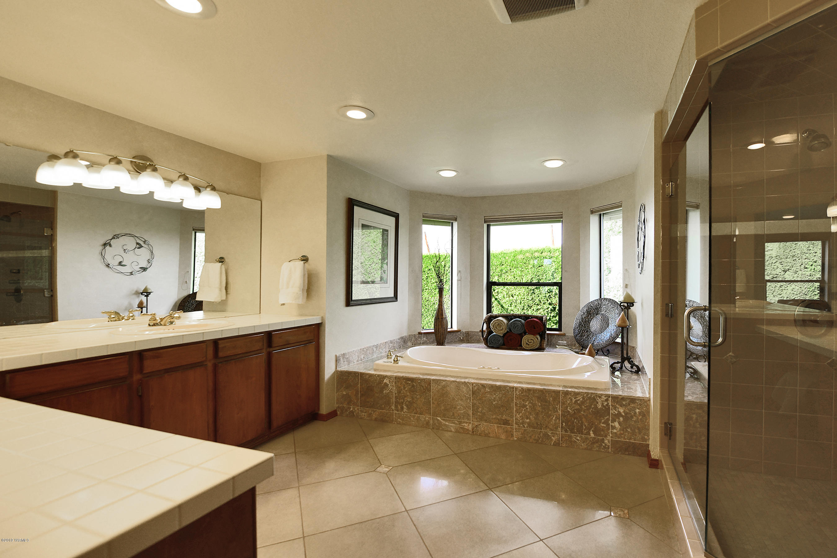 6290 Larue Road Toppenish, WA 98948 - Photo 14 of 28 6aa Spa-like Master Bath
