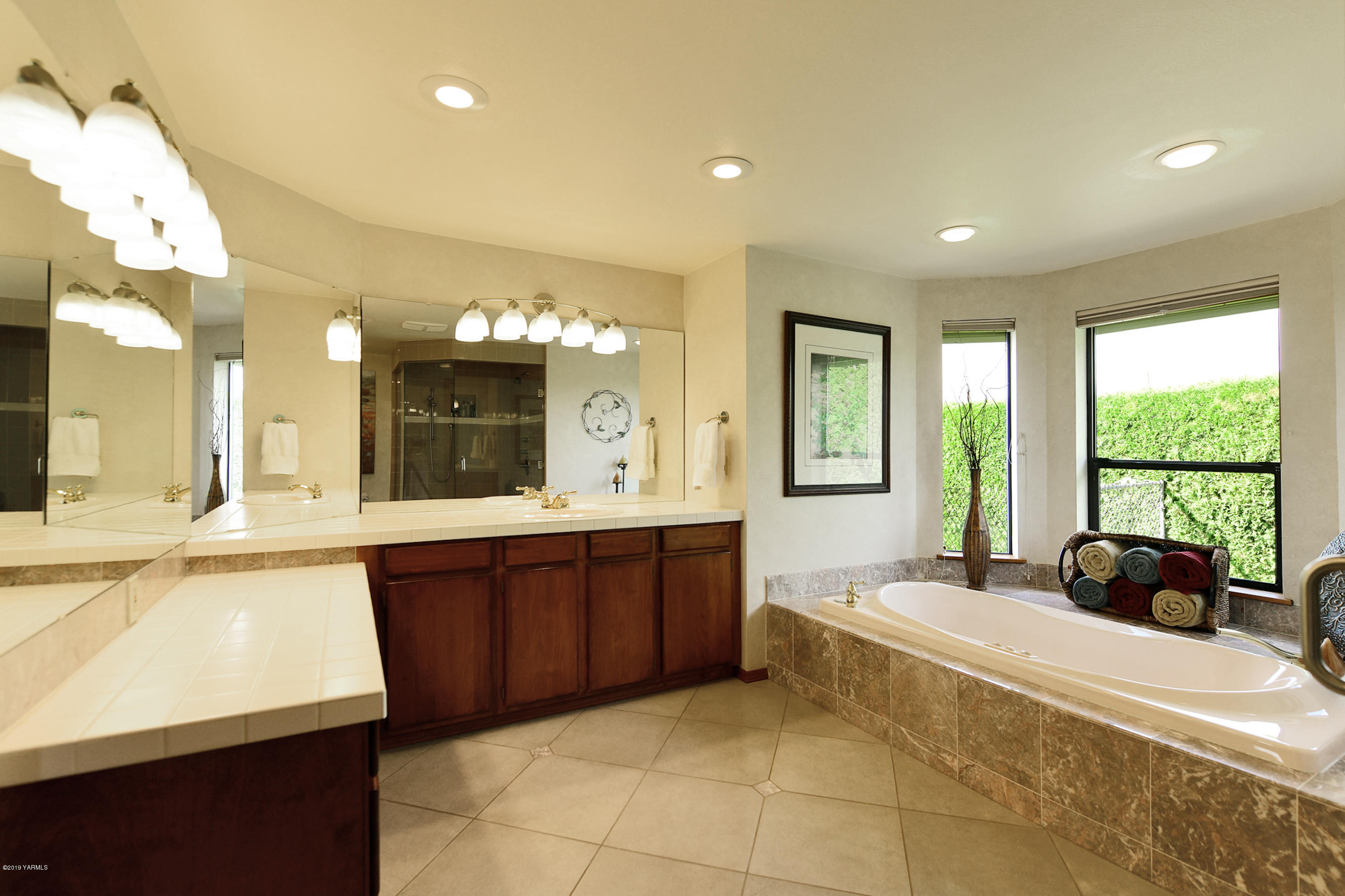 6290 Larue Road Toppenish, WA 98948 - Photo 15 of 28 6b Soaking Tub & Built-in Vanity