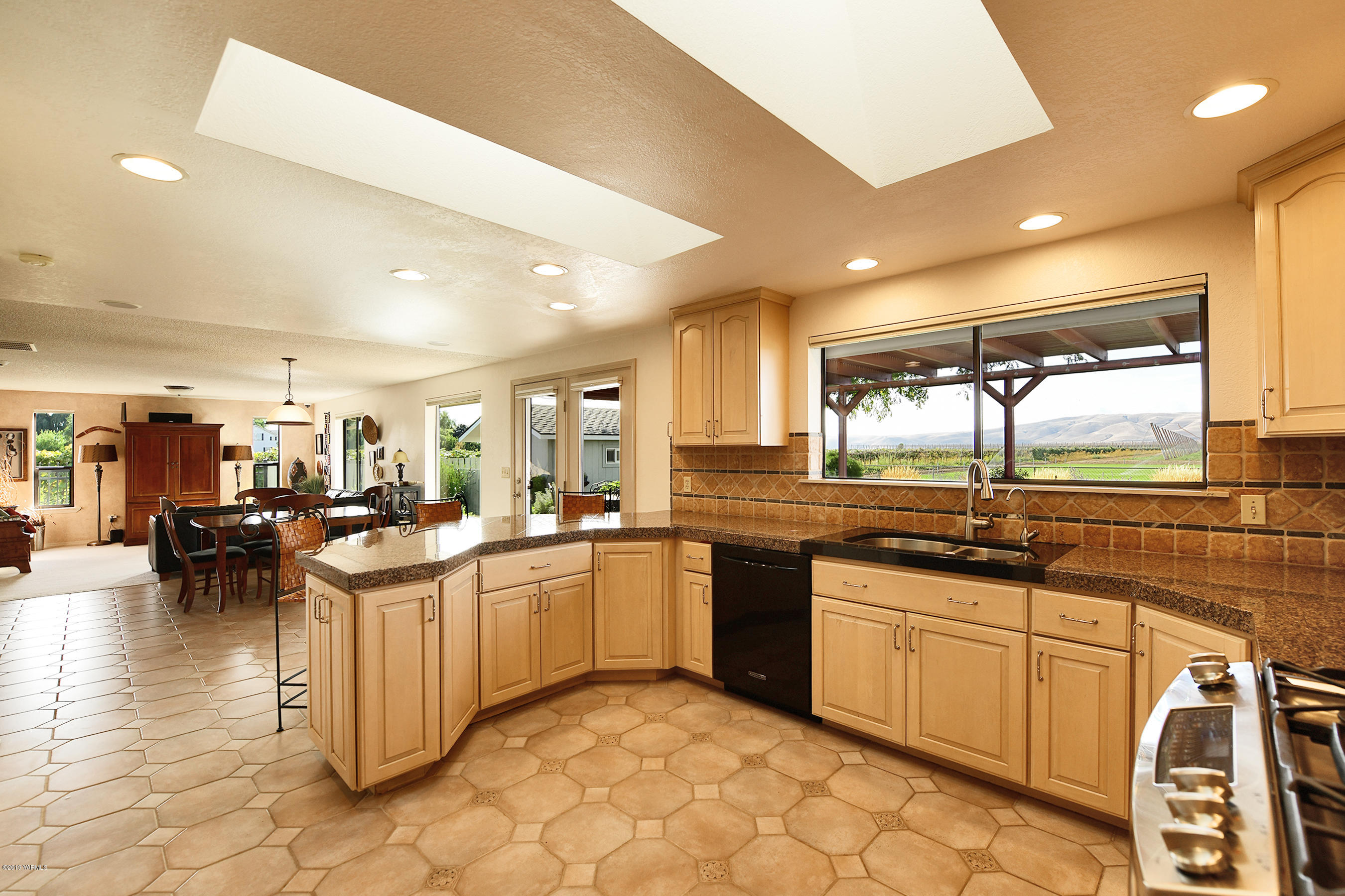 6290 Larue Road Toppenish, WA 98948 - Photo 8 of 28 4a Lovely Cabinetry & Tilework