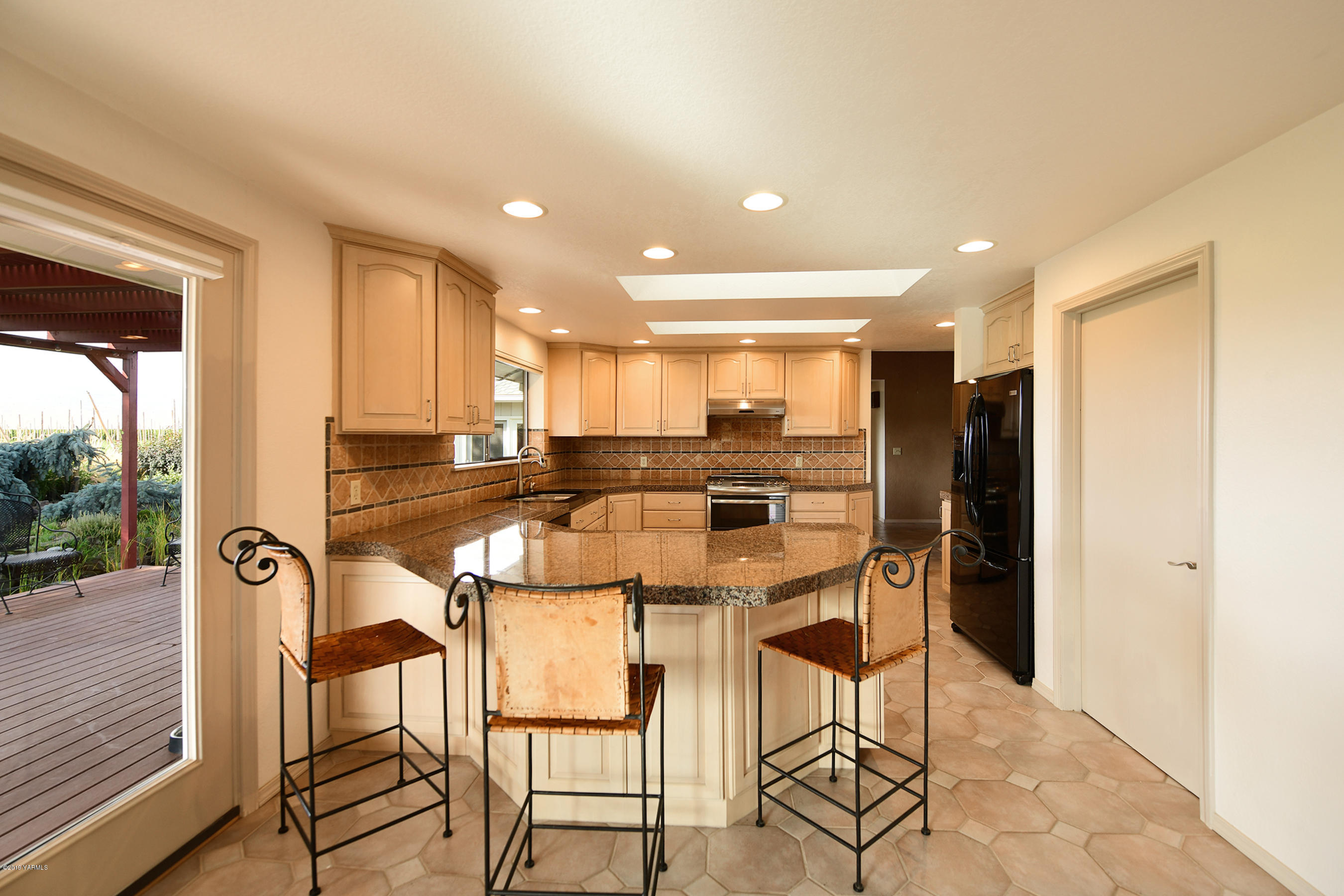 6290 Larue Road Toppenish, WA 98948 - Photo 9 of 28 4b Breakfast Bar & Pantry