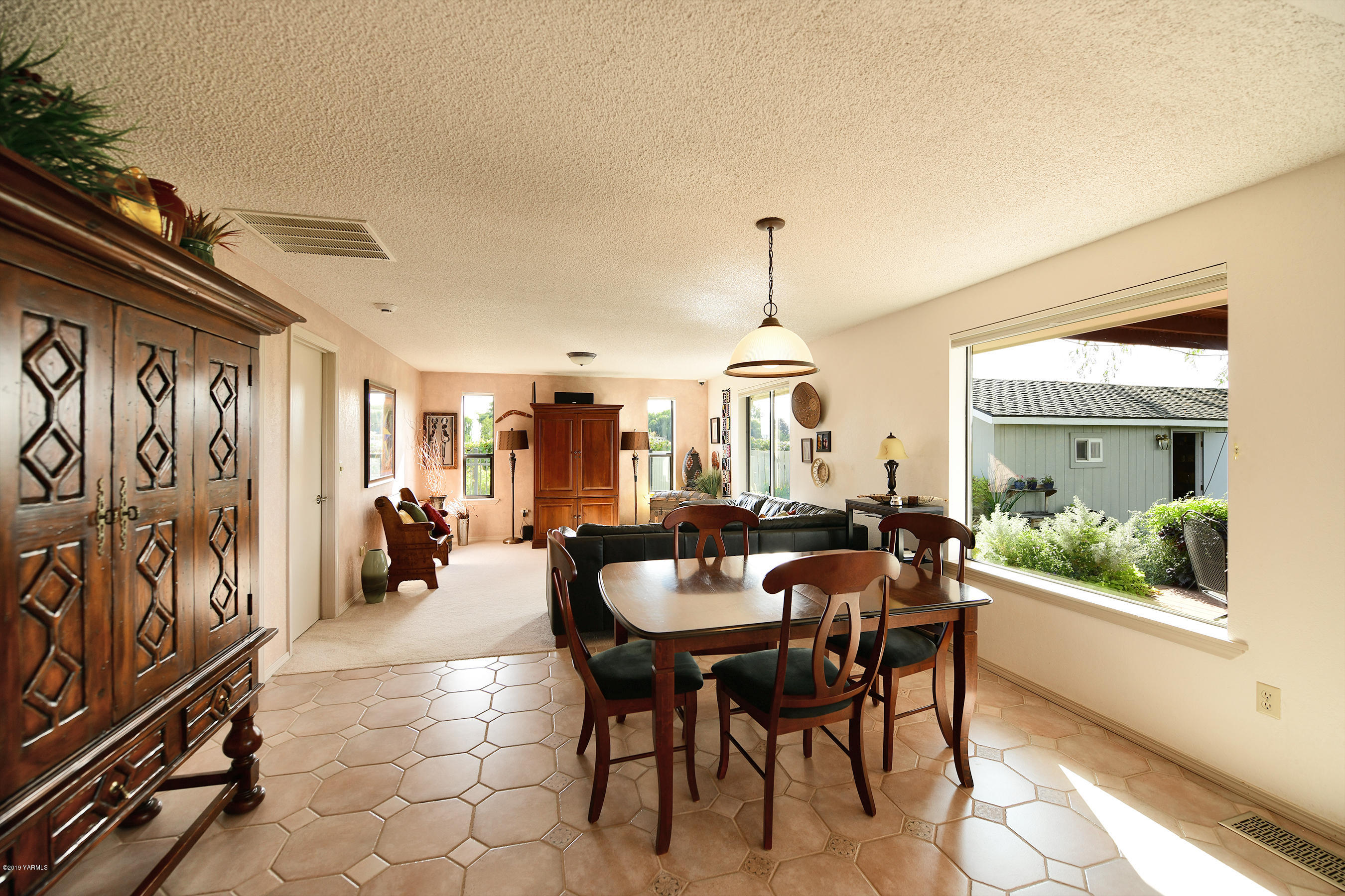 6290 Larue Road Toppenish, WA 98948 - Photo 10 of 28 4c Casual Dining & Picture Window