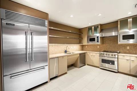 $299,000 | 10560 Wilshire Boulevard, Unit 205, Los Angeles, CA 90024