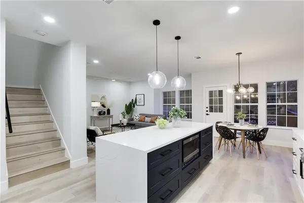 a large kitchen with kitchen island a large island in it