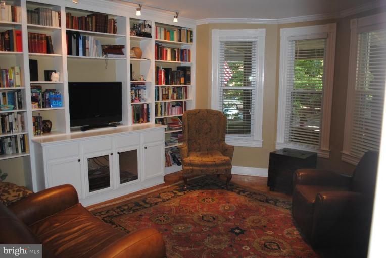 4524 Schenley Road Baltimore, MD 21210 - Photo 3 of 15 Living Room