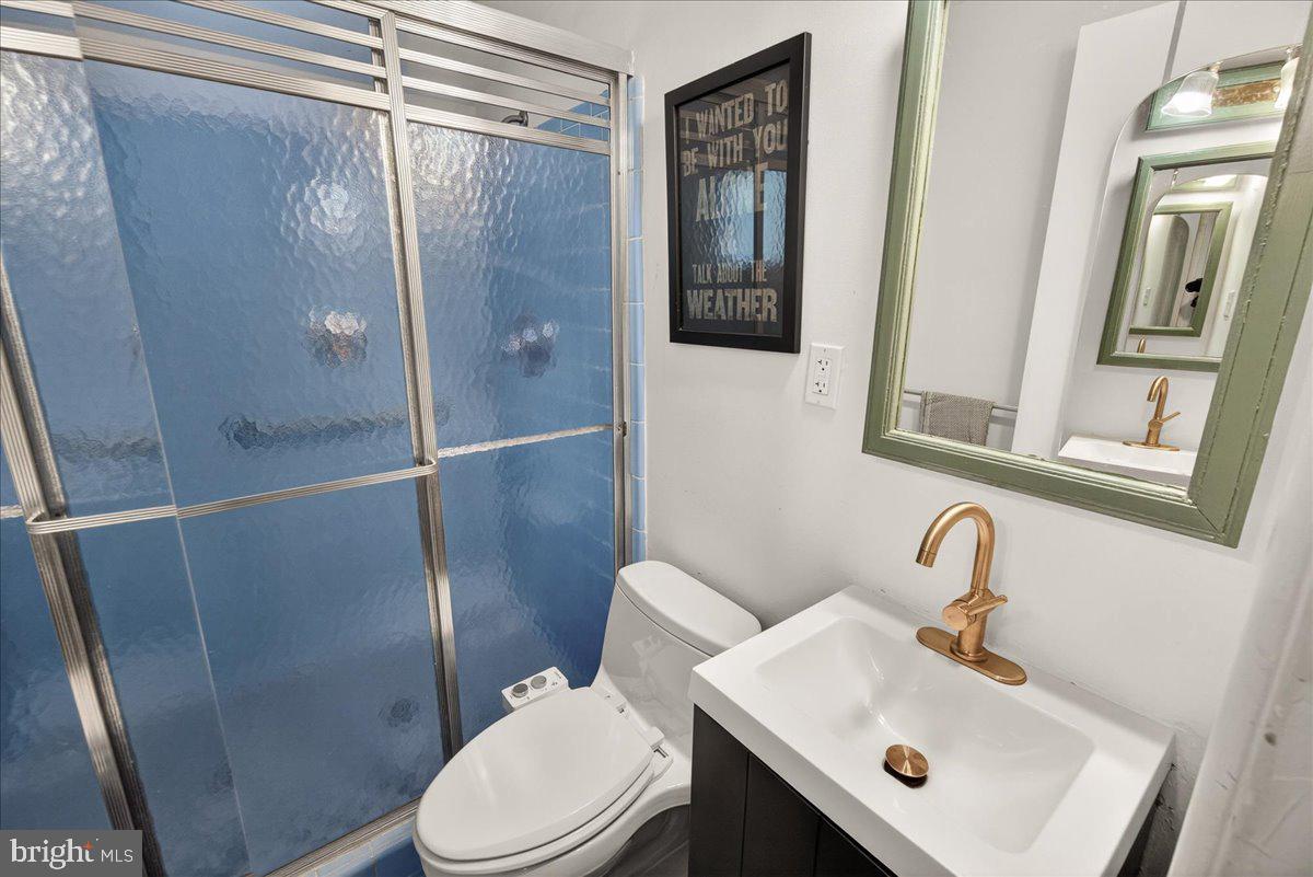 707 Hyde Road Silver Spring, MD 20902 - Photo 35 of 68 Primary bath