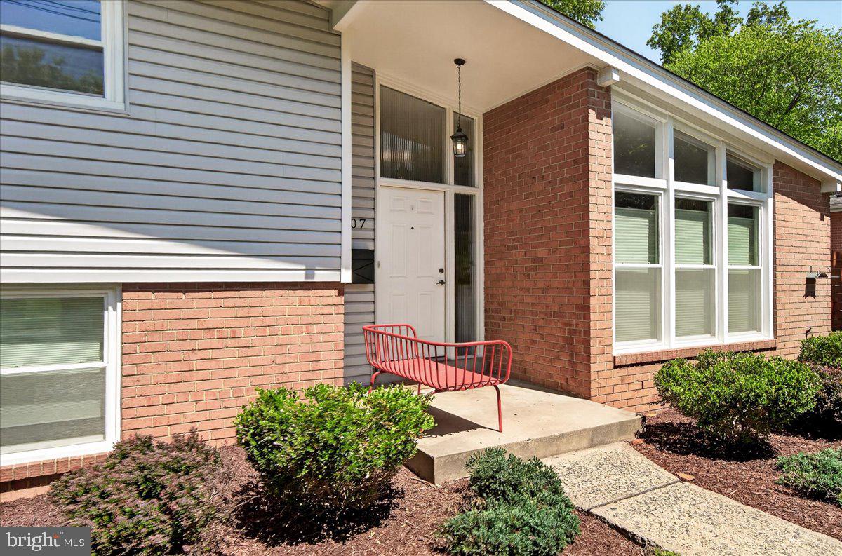 707 Hyde Road Silver Spring, MD 20902 - Photo 5 of 68