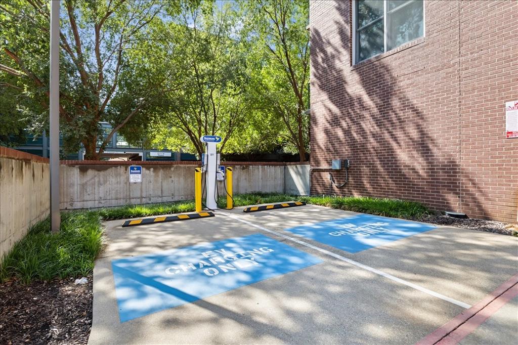 5055 Addison Circle, Unit 427 Addison, TX 75001 - Photo 33 of 35 a view of a basketball court