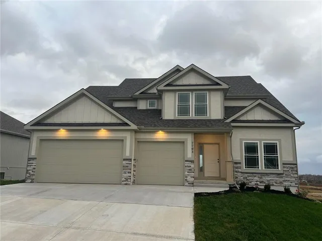 $580,400 | 1972 Longview Drive, Liberty, MO 64068