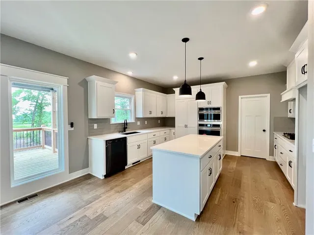 $580,400 | 1972 Longview Drive, Liberty, MO 64068